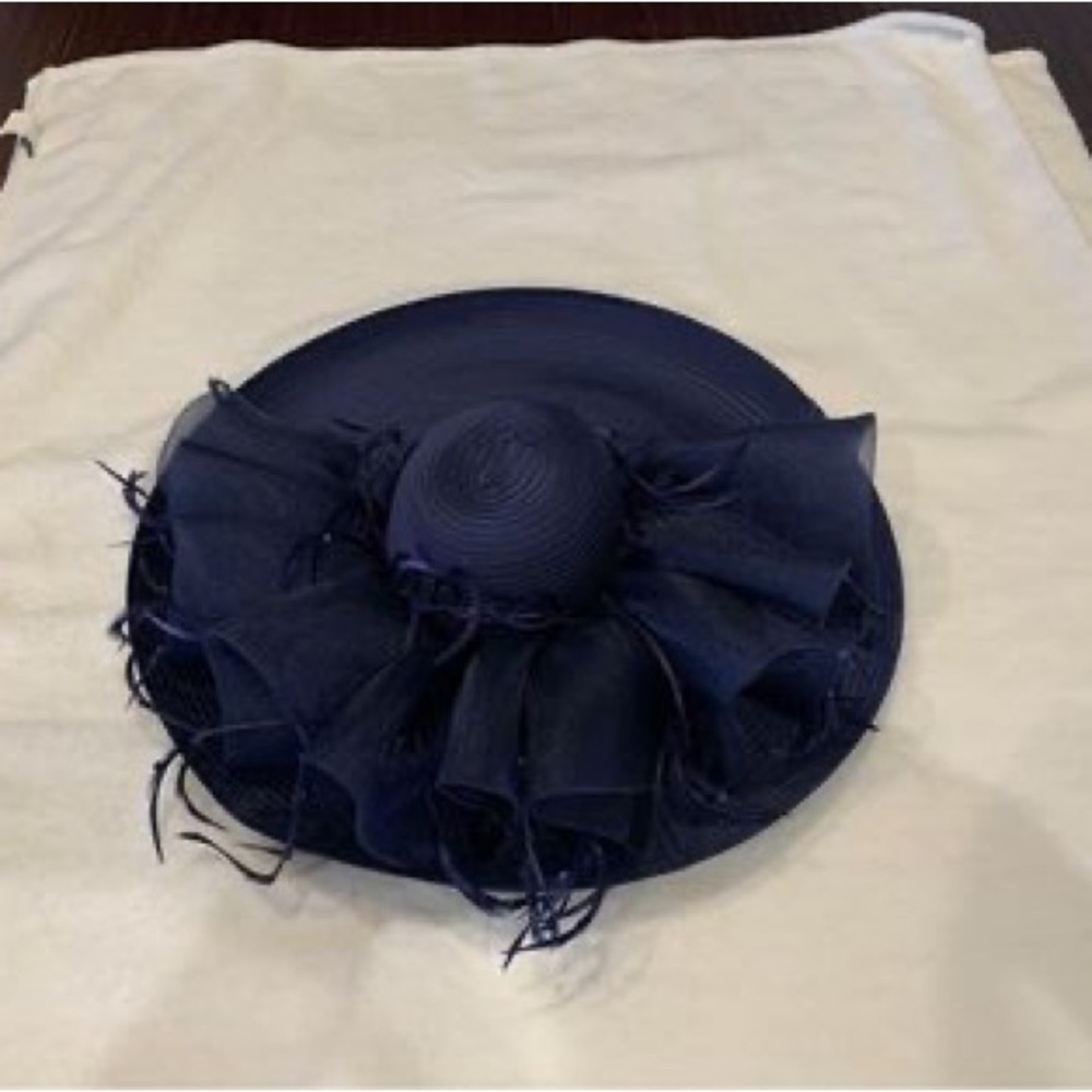 Navy hat. Large rim. Perfect for derby